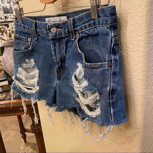 LEVI’S 550 Blue Relaxed Fit Frayed Raw Hem Jean Shorts 30-Fit Small - Picture 2 of 9
